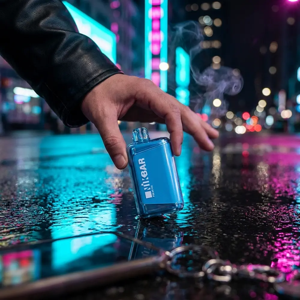 Mao segurando Pod Descartavel NikBar Polar Ice numa rua noturna neon com reflexos molhados e bokeh urbano - Vapor Gringo