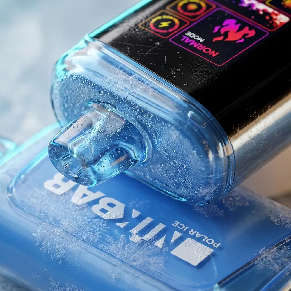 Detalhe macro do bocal e logo do NikBar Polar Ice com condensacao e reflexos metalicos nítidos - Vapor Gringo