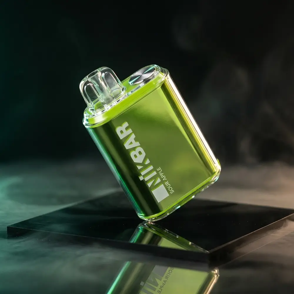 Pod descartavel NikBar Sour Apple em close hero sobre base acrilica preta com luz verde e reflexo - Vapor Gringo