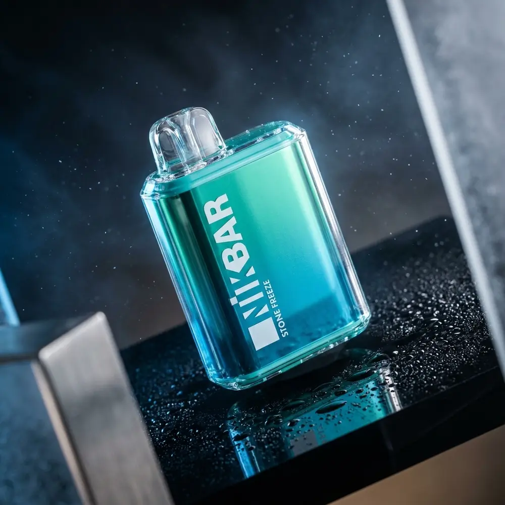 Pod descartável NikBar Stone Freeze inclinado em base acrílica com iluminação fria e reflexos em estúdio - Vapor Gringo
