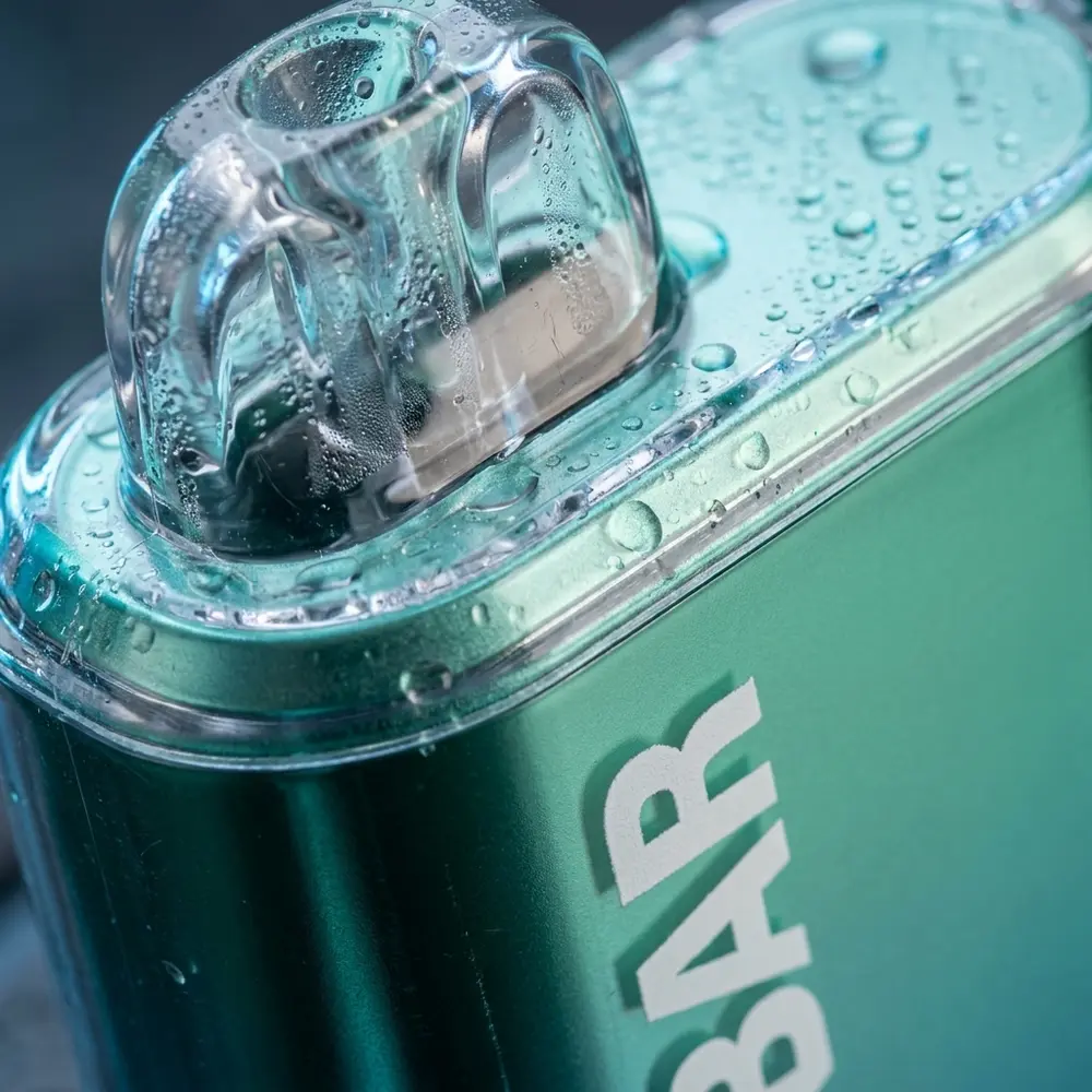 Detalhe macro do NikBar Stone Freeze na boquilha, condensação e logotipo com reflexos metálicos - Vapor Gringo