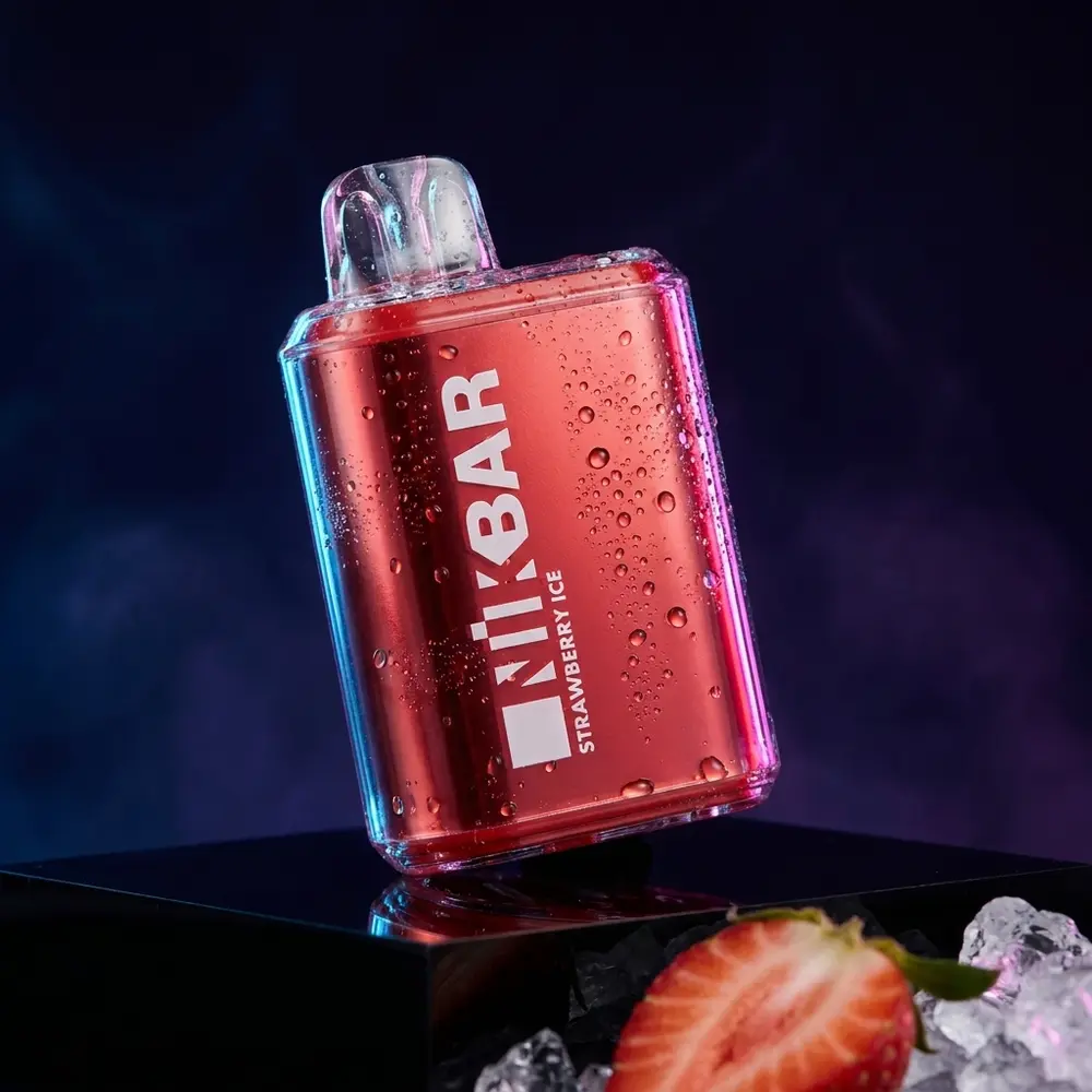 Pod Descartável NikBar Strawberry Ice sobre acrílico preto com gotas de condensação e luzes azuis e magenta - Vapor Gringo