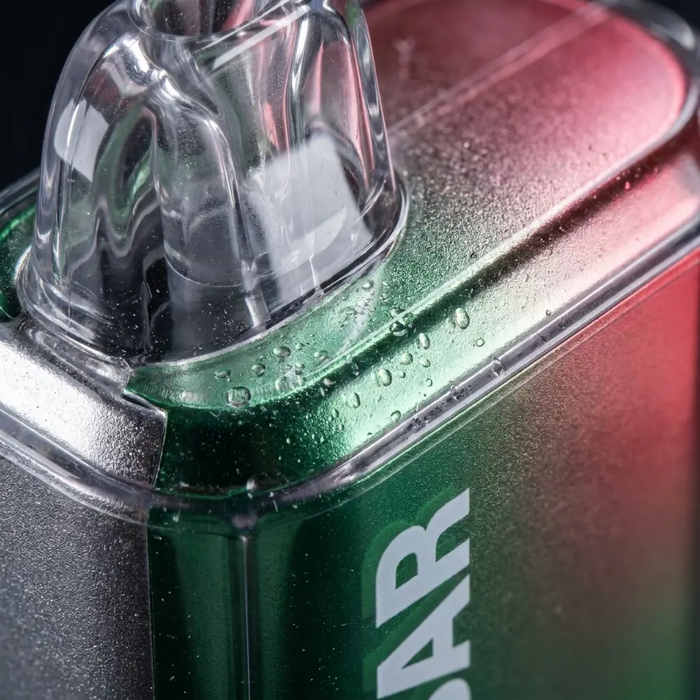 Detalhe do bocal e rotulo do Pod Descartavel NikBar Watermelon Ice com condensacao, reflexos metalicos e textura precisa - Vapor Gringo