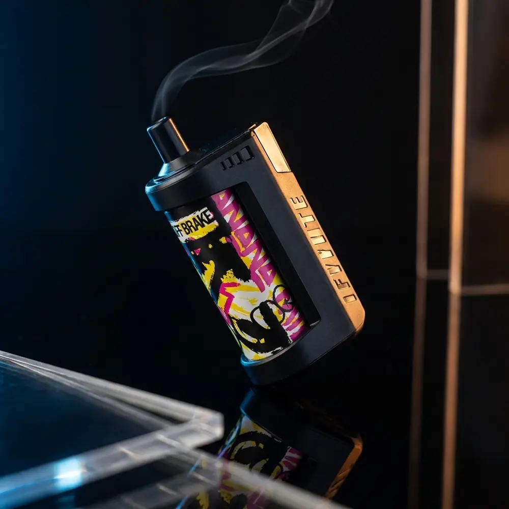 Pod Descartavel Off White 5.000 Puffs sobre acrilico preto com iluminacao azul e laranja e reflexos - Vapor Gringo
