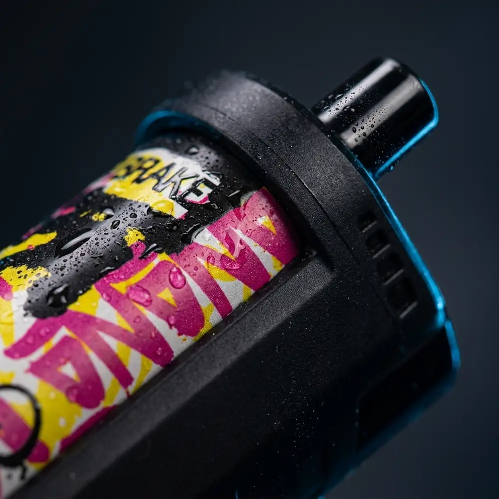 Detalhe do logotipo e bocal do Pod Descartavel Off White 5.000 Puffs com gotas de condensacao e textura - Vapor Gringo