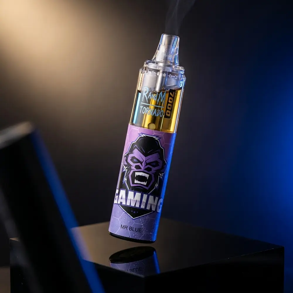 Pod Descartavel Rand M Tornado Mr. Blue em close sobre acrilico preto, luz azul e reflexos marcantes - Vapor Gringo
