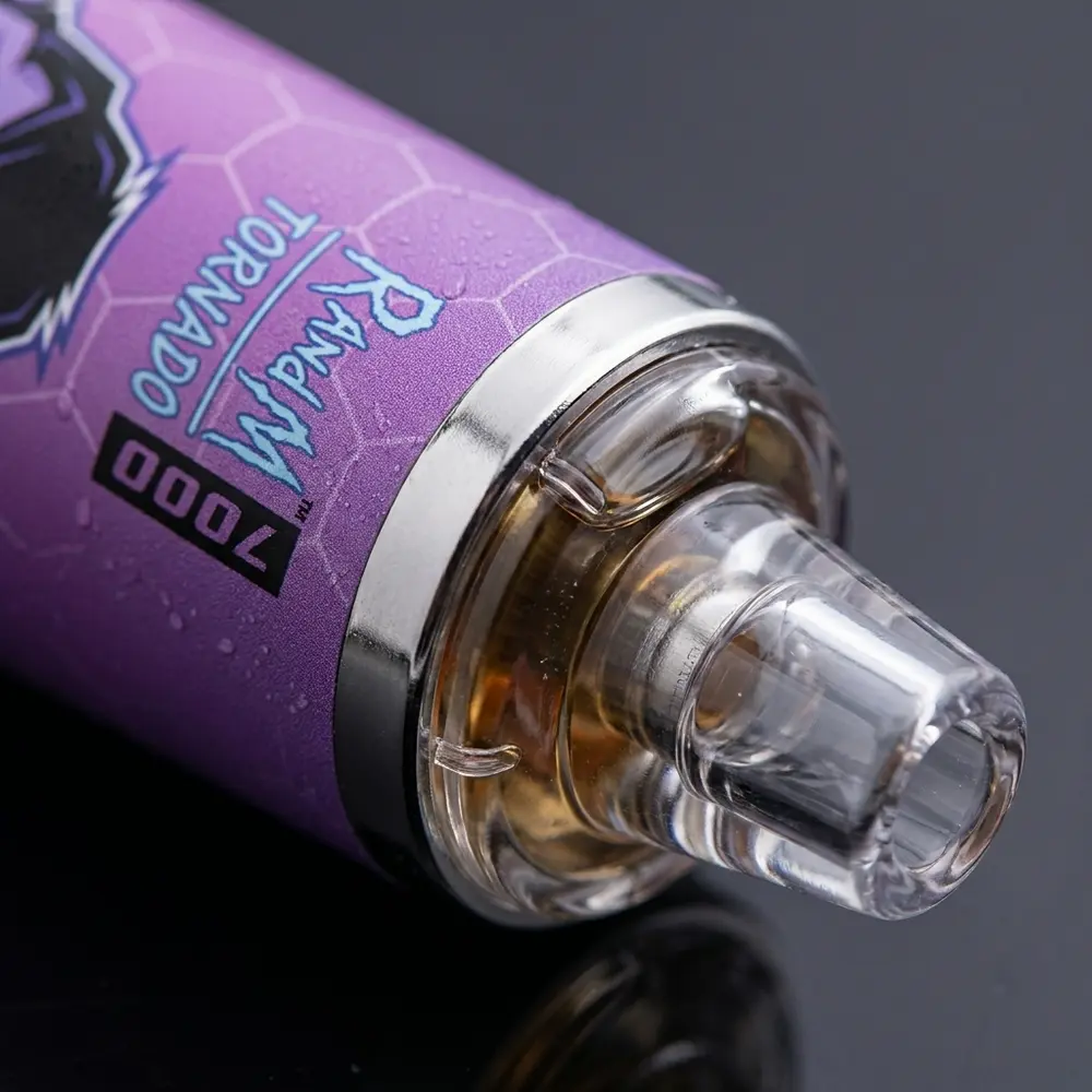 Macro do Pod Descartavel Rand M Tornado Mr. Blue mostrando boca, logo, textura metalica e pequenas gotas - Vapor Gringo