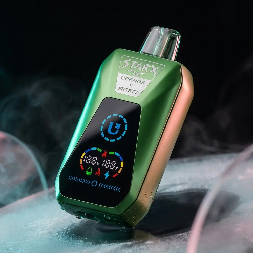 Pod Descartável StarX Frosty inclinado sobre base acrílica refletiva, luzes azul e rosa e leve condensação - Vapor Gringo