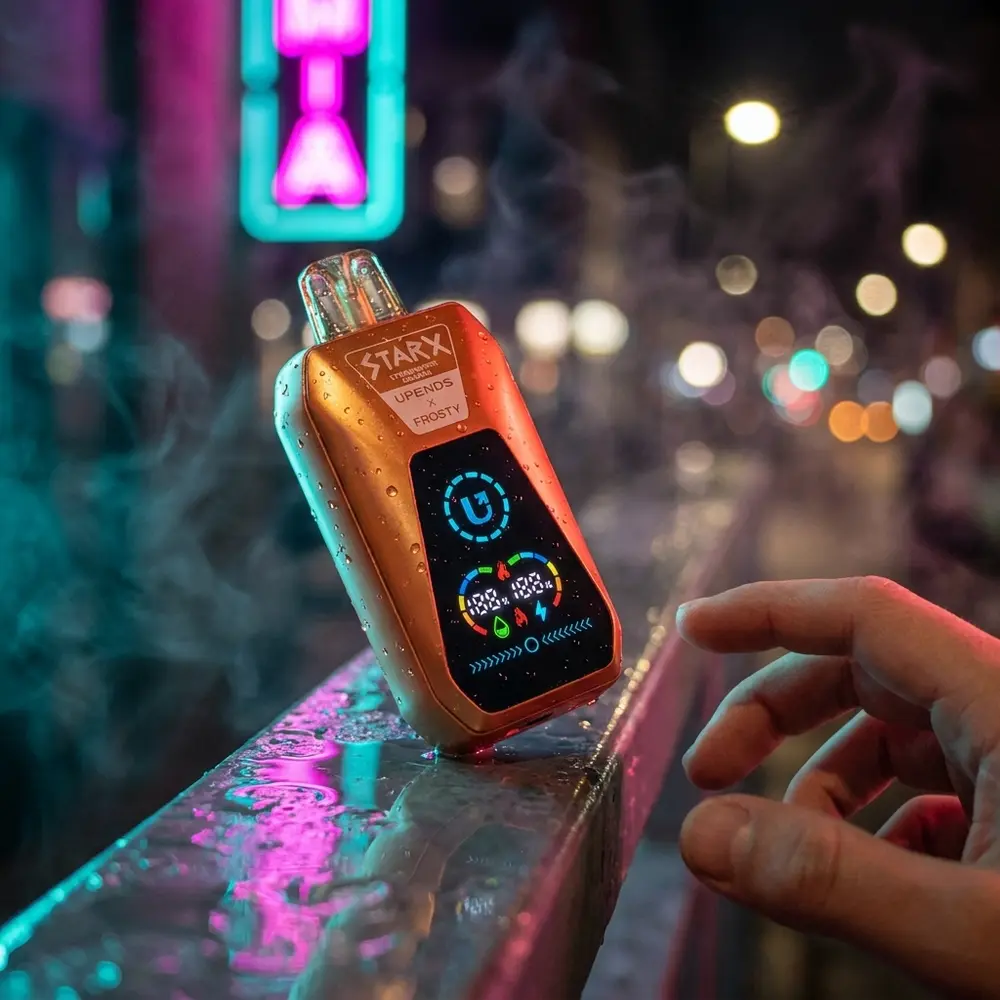 Pod descartavel StarX Frosty sobre mesa urbana noturna com reflexos neon morango banana e vapor sutil - Vapor Gringo