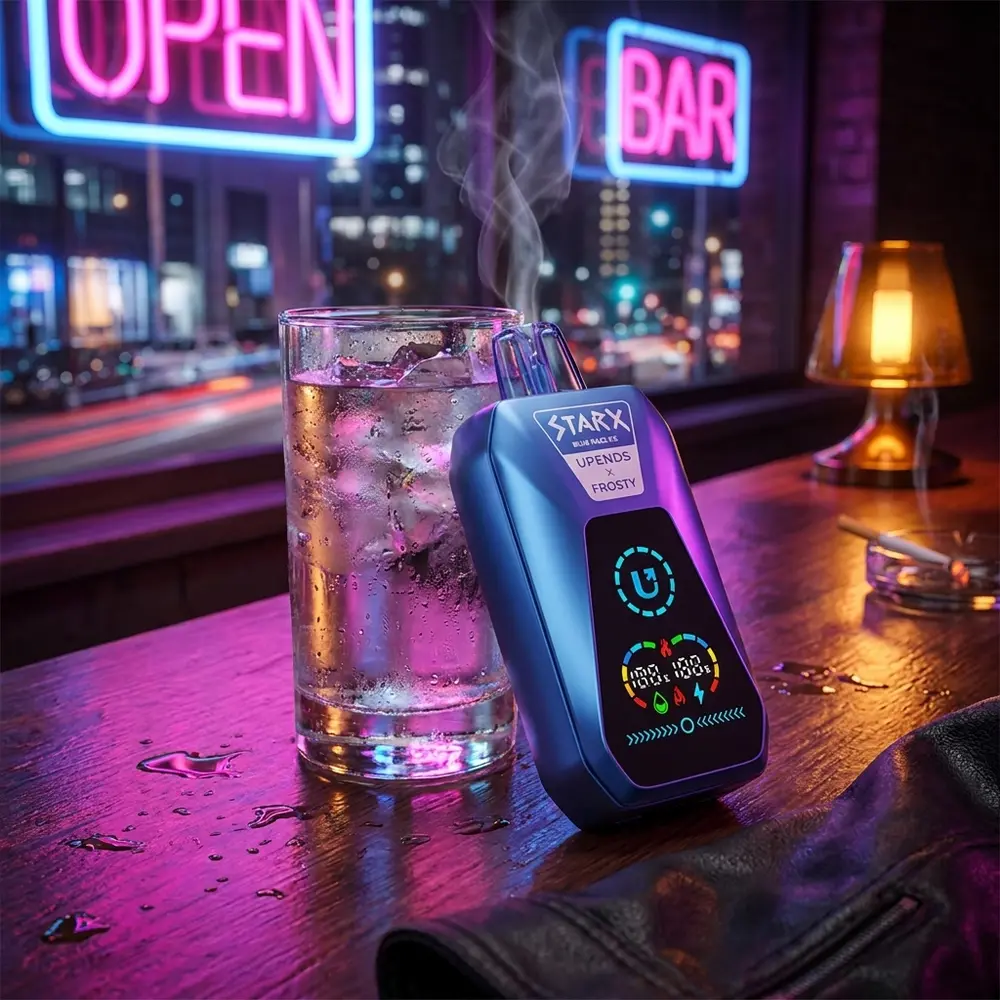 Pod Descartavel StarX Frosty Blue Razz Ice apoiado num balcao de bar neon, reflexos magenta-azul e copo com condensacao - Vapor Gringo
