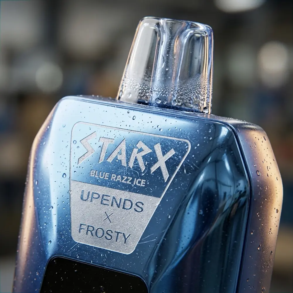 Detalhe da boca e do logotipo do Pod Descartavel StarX Frosty Blue Razz Ice com gotas de condensacao e acabamento espelhado - Vapor Gringo