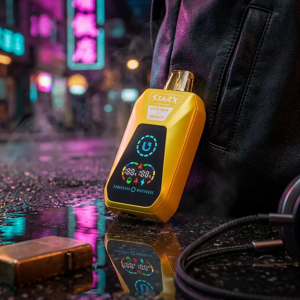 Pod Descartável StarX Frosty Latina Mango apoiado em asfalto molhado, luzes neon e reflexos urbanos ao redor - Vapor Gringo