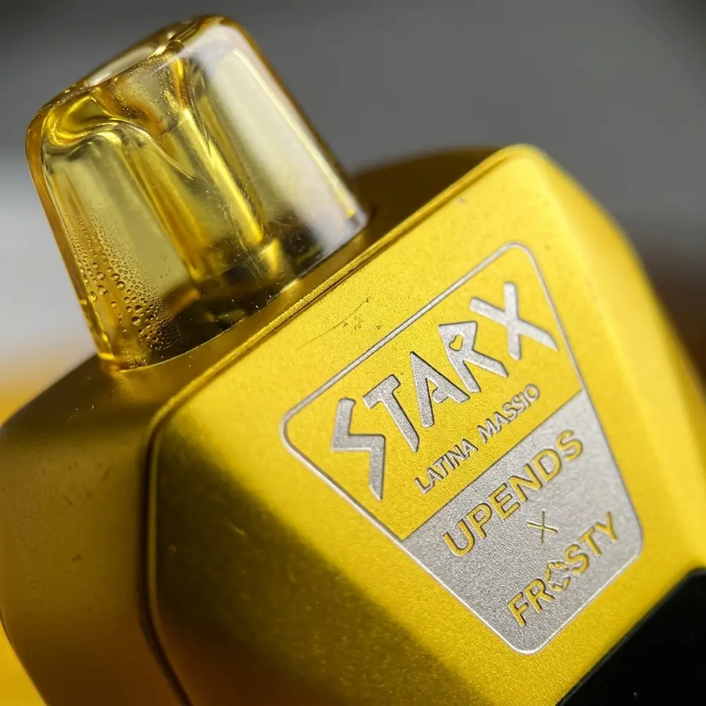 Macro do Pod Descartável StarX Frosty Latina Mango mostrando bocal, logotipo legível e gotículas de condensação - Vapor Gringo