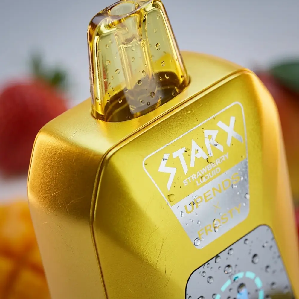 Detalhe do StarX Frosty mostrando o bocal, o logotipo e gotas de condensação no acabamento espelhado - Vapor Gringo