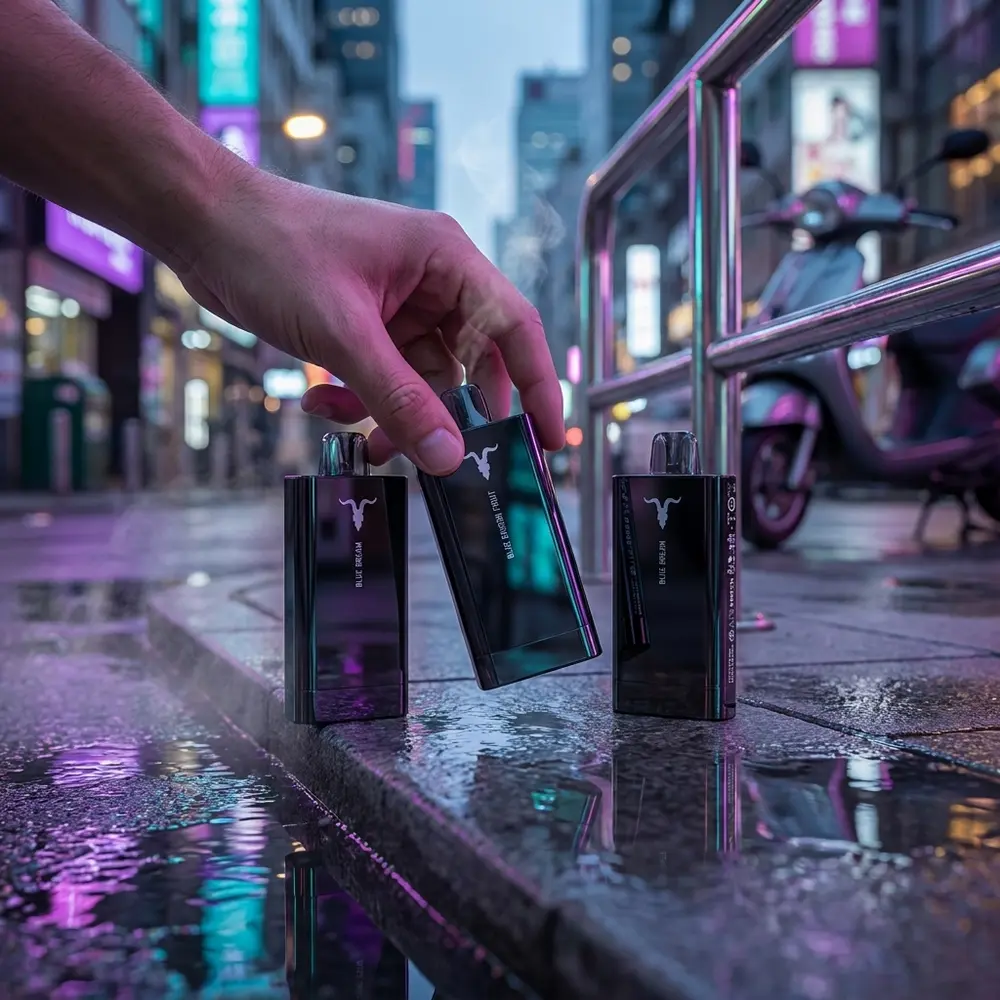 Pod V150 Ignite Black apoiado em beiral molhado na rua com neon roxo/teal, mão pegando o dispositivo e reflexos urbanos - Vapor Gringo