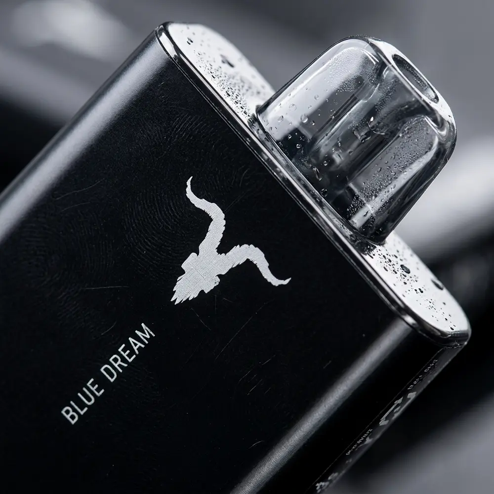 Detalhe macro do Pod V150 Ignite Black mostrando rótulo legível, textura do bocal, gotas de condensação e reflexos metálicos - Vapor Gringo