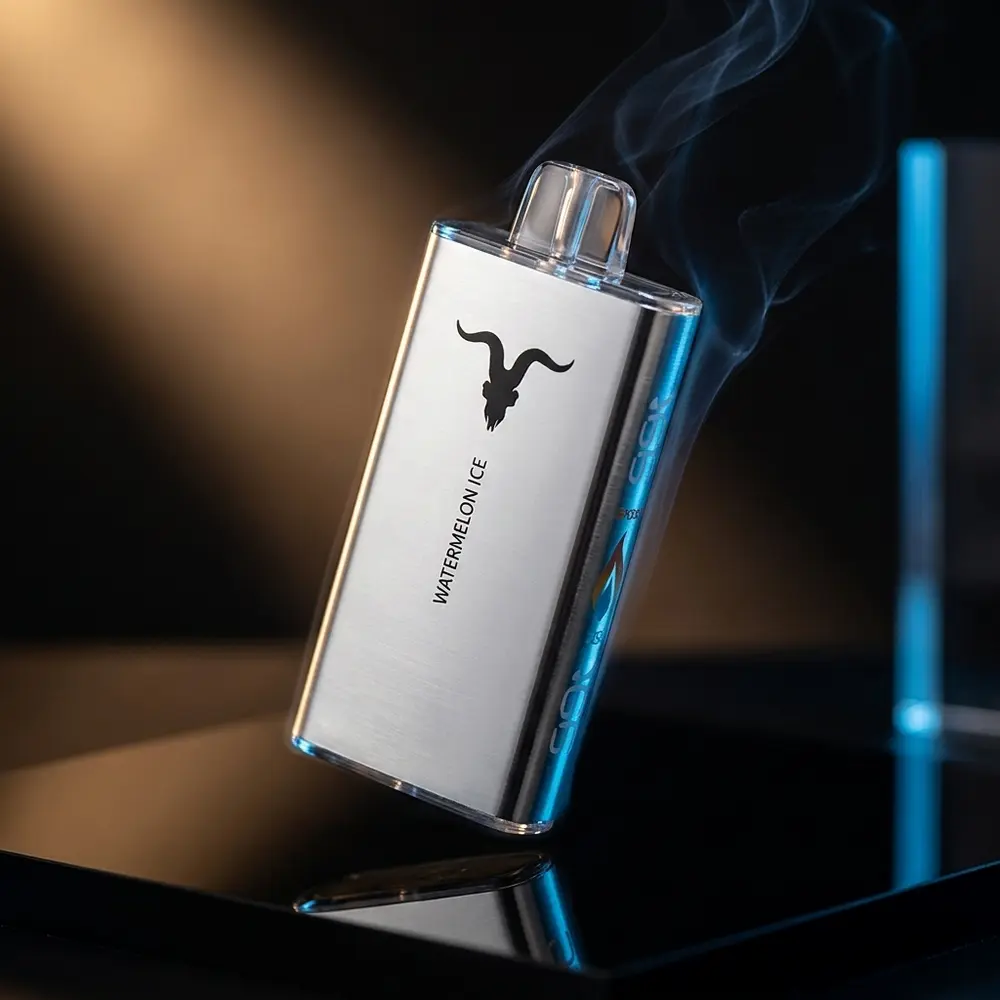 Pod descartável V250 Ignite prata sobre placa acrílica preta com reflexos metálicos e leve névoa - Vapor Gringo