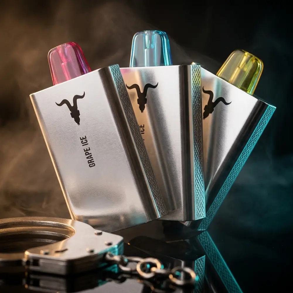 Pod Descartavel V50 Ignite preto e prateado sobre acrilico brilhante com luzes dramáticas e reflexos - Vapor Gringo