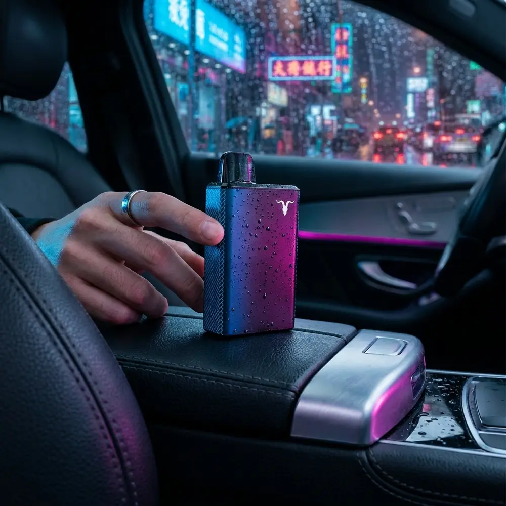 Pod Descartavel V60 Ignite Blue Razz Ice apoiado no interior de carro luxuoso com reflexos neon urbanos - Vapor Gringo