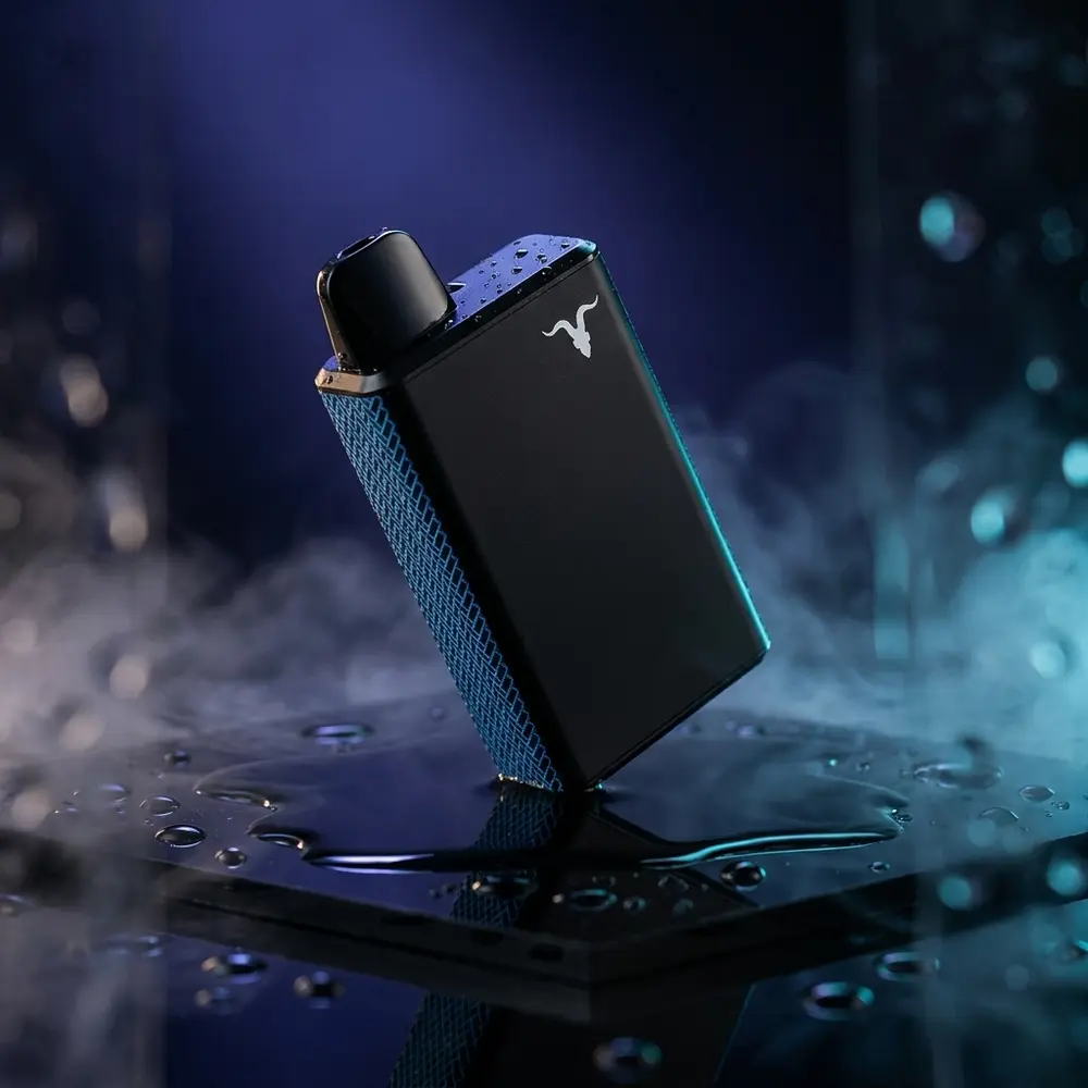 Pod Descartavel V60 Ignite Blueberry Ice sobre base acrilica escura com reflexos azuis, nevoa sutil e destaque no dispositivo - Vapor Gringo