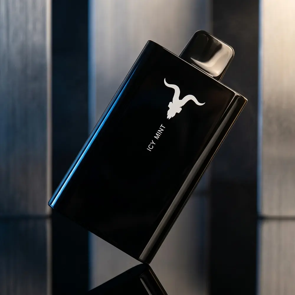 Pod Descartável V80 Ignite Black sobre acrílico preto espelhado com iluminação dramática e reflexos - Vapor Gringo