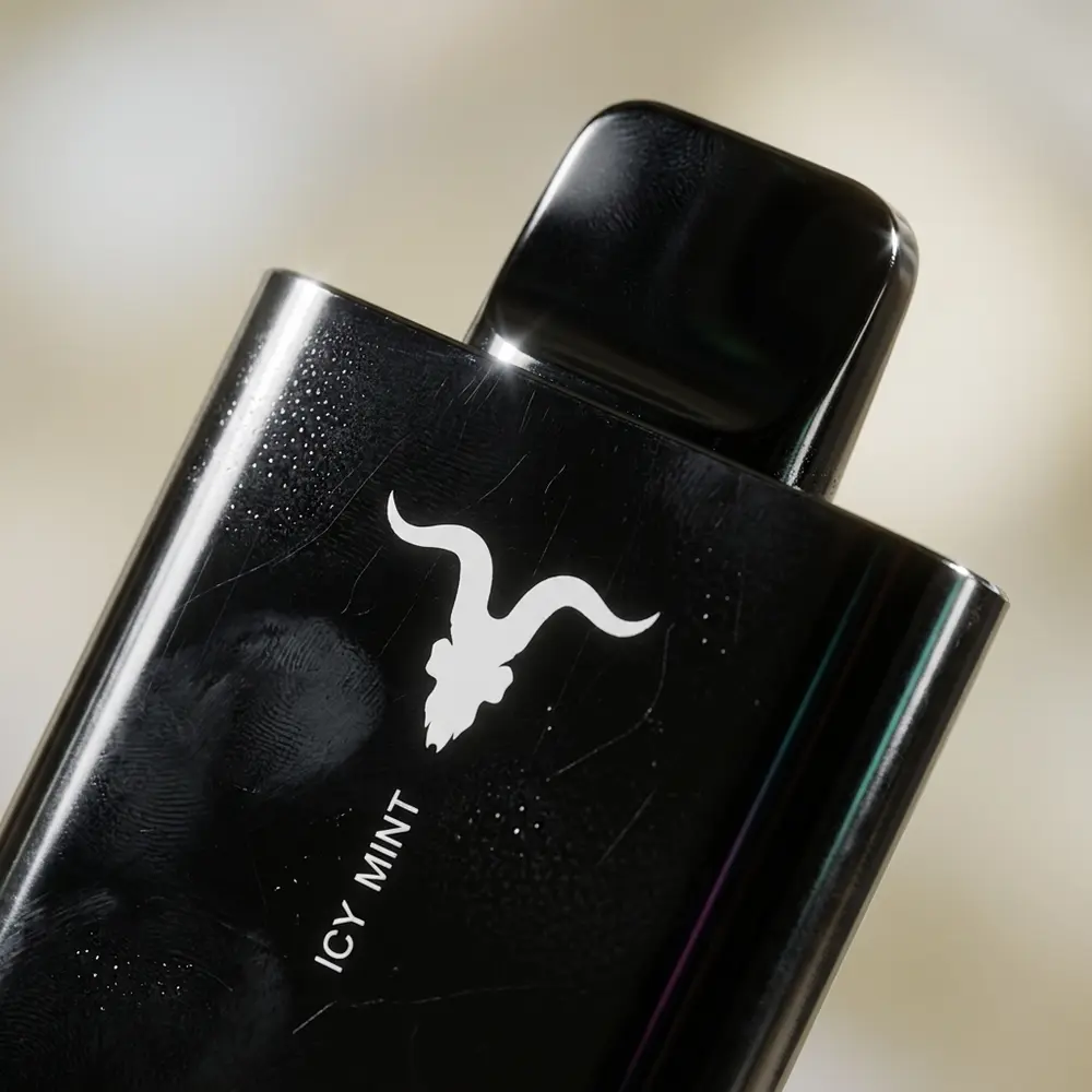 Close-up do bocal do Pod Descartável V80 Ignite Black com gotas, micro-reflexos e textura detalhada - Vapor Gringo