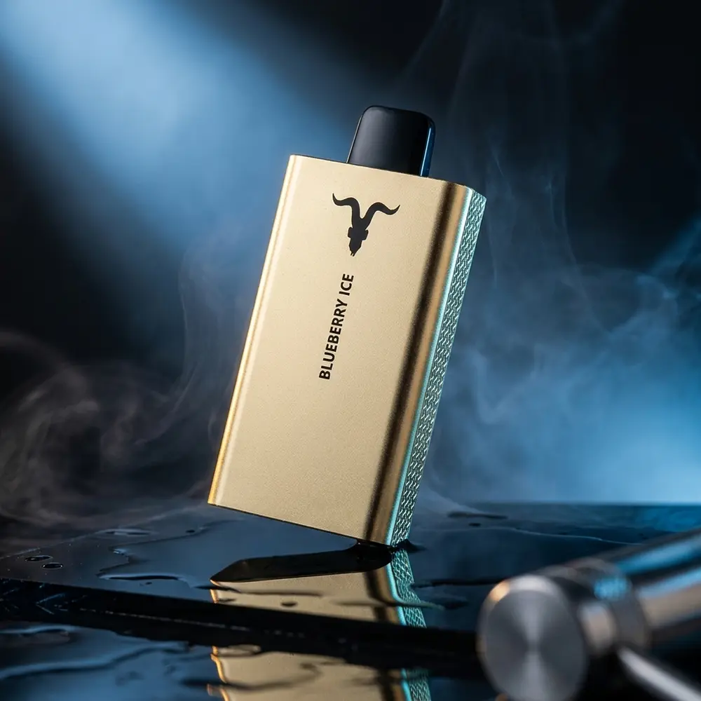Pod Descartável V80 Ignite Gold sobre acrílico molhado, close imersivo com reflexos azul-magenta e detalhes metálicos - Vapor Gringo