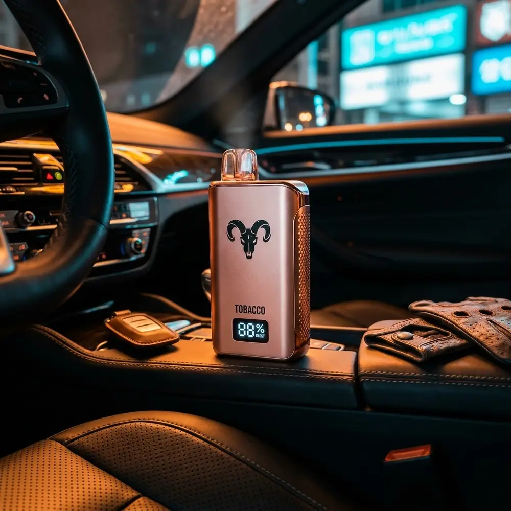 Pod V80 Ignite Rose Gold apoiado no console de couro de um carro de luxo com luzes do painel ao fundo - Vapor Gringo