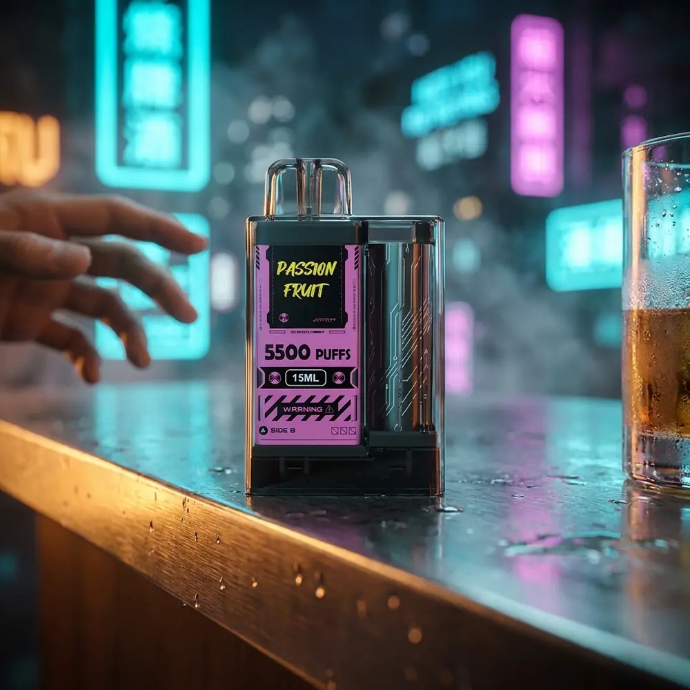 Pod Descartavel Vapengin 5.500 puffs apoiado em bar metalico molhado com bokeh neon de cidade ao fundo - Vapor Gringo