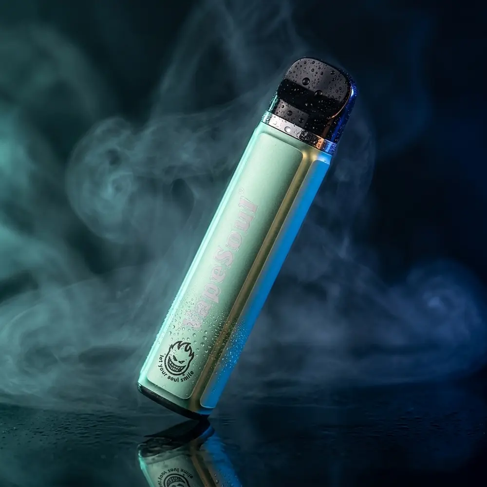 Pod descartavel Vapesoul Ice Mint suspenso sobre acrilico preto com gotas e luzes mint refletidas - Vapor Gringo