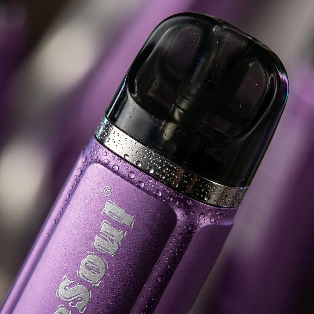 Detalhe macro do pod Vapesoul Apple Champagne, rótulo legível com gotas de condensacao e textura metalica - Vapor Gringo