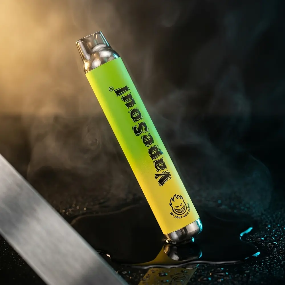 Pod descartavel Vapesoul Apple Ice em close hero sobre base acrilica molhada com luzes douradas e ciano - Vapor Gringo