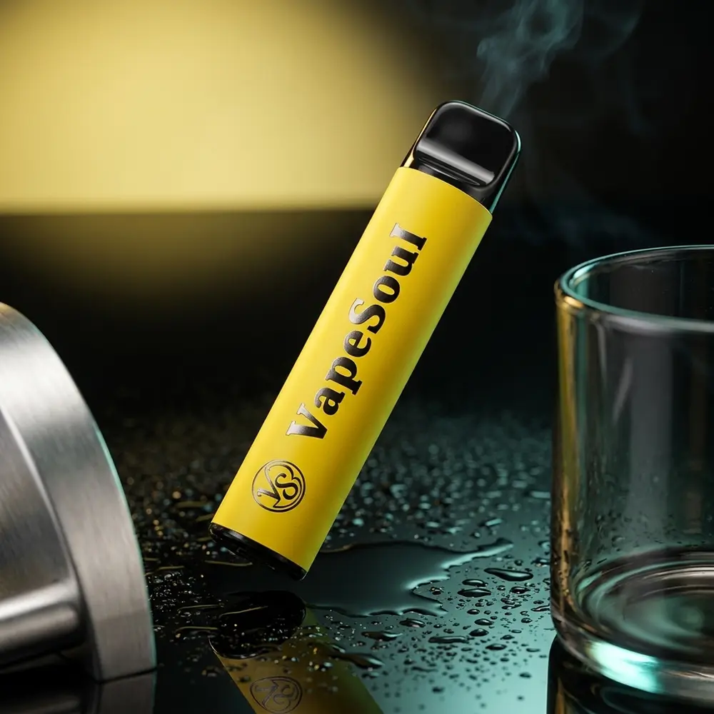 Pod descartavel Vapesoul Banana Milk Mint suspenso sobre acrilico molhado com reflexos amarelados e mint - Vapor Gringo