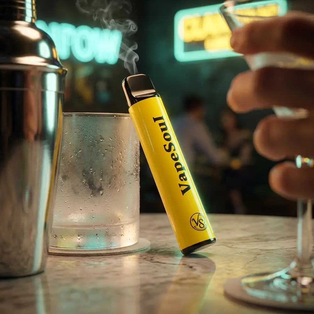 Pod Vapesoul Banana Milk Mint apoiado em copo fosco num lounge urbano com neon mint e luzes quentes - Vapor Gringo