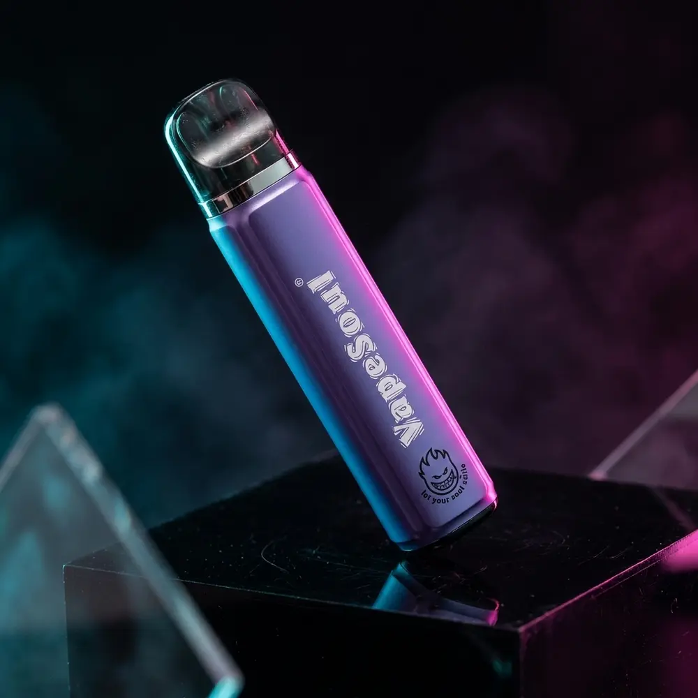 Pod descartavel Vapesoul Grape Ice flutuando sobre acrilico preto com luzes neon roxa e azul e reflexos marcantes - Vapor Gringo