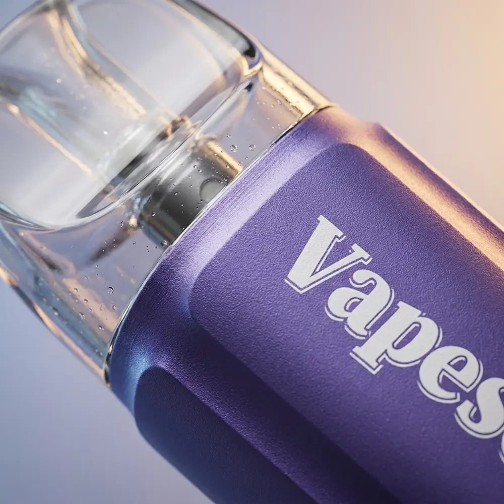 Macro do pod Vapesoul Grape Ice mostrando logo, bocal transparente, textura da superficie e gotas de condensacao - Vapor Gringo