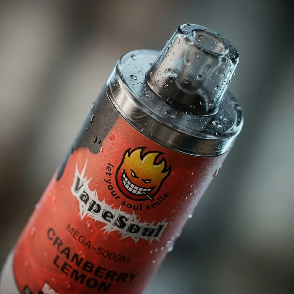 Macro do bocal e rótulo do Pod Descartável Vapesoul Mega Cranberry Lemon com gotas de condensação - Vapor Gringo