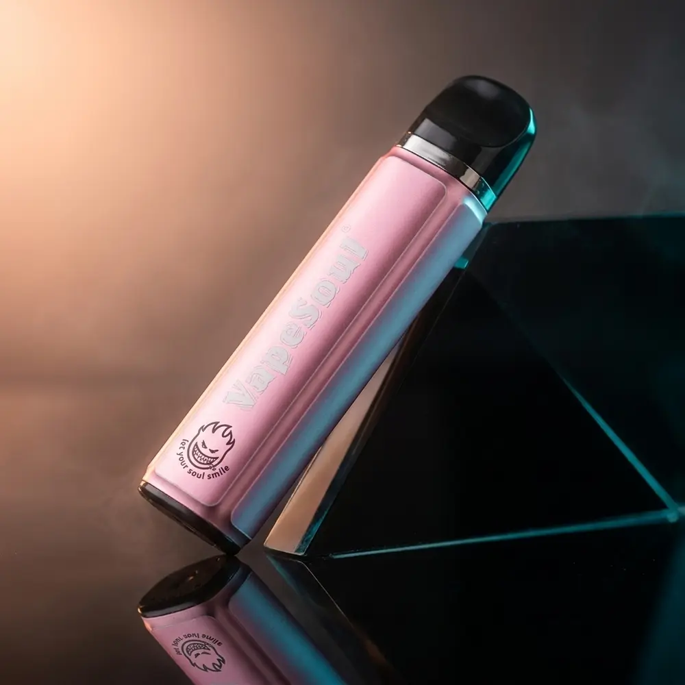 Pod descartavel Vapesoul Peach Ice em close sobre base acrilica preta com iluminacao peach e ciano - Vapor Gringo