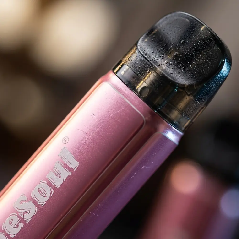 Detalhe macro do bocal e rótulo do Pod Vapesoul Peach Ice com gotas de condensacao e textura nítida - Vapor Gringo