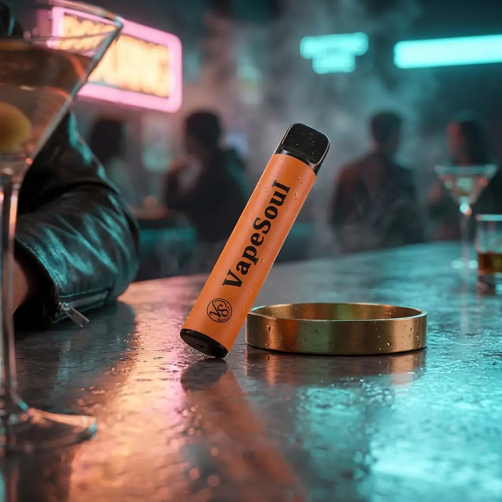 Pod Vapesoul Peach Mango apoiado em balcão molhado com reflexos neon, ambiente noturno urbano e cena de bar - Vapor Gringo