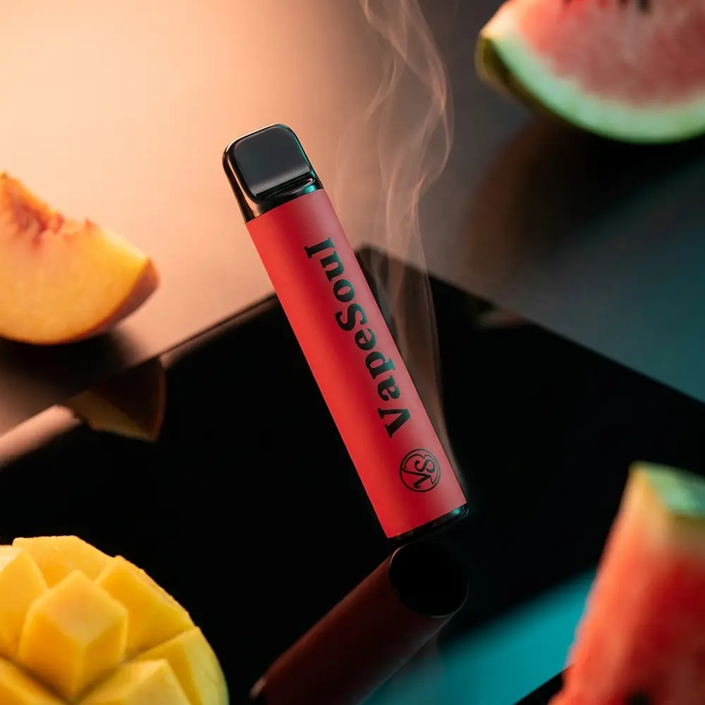 Pod descartável Vapesoul Peach Mango Watermelon sobre base preta reflexiva com luzes quentes e frutas desfocadas - Vapor Gringo