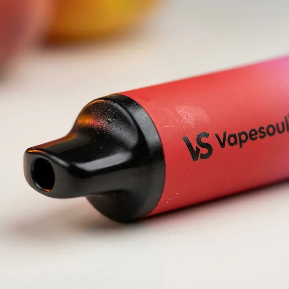 Close-up do pod Vapesoul Peach Mango Watermelon mostrando rótulo, textura da superfície e micro gotas de condensação - Vapor Gringo