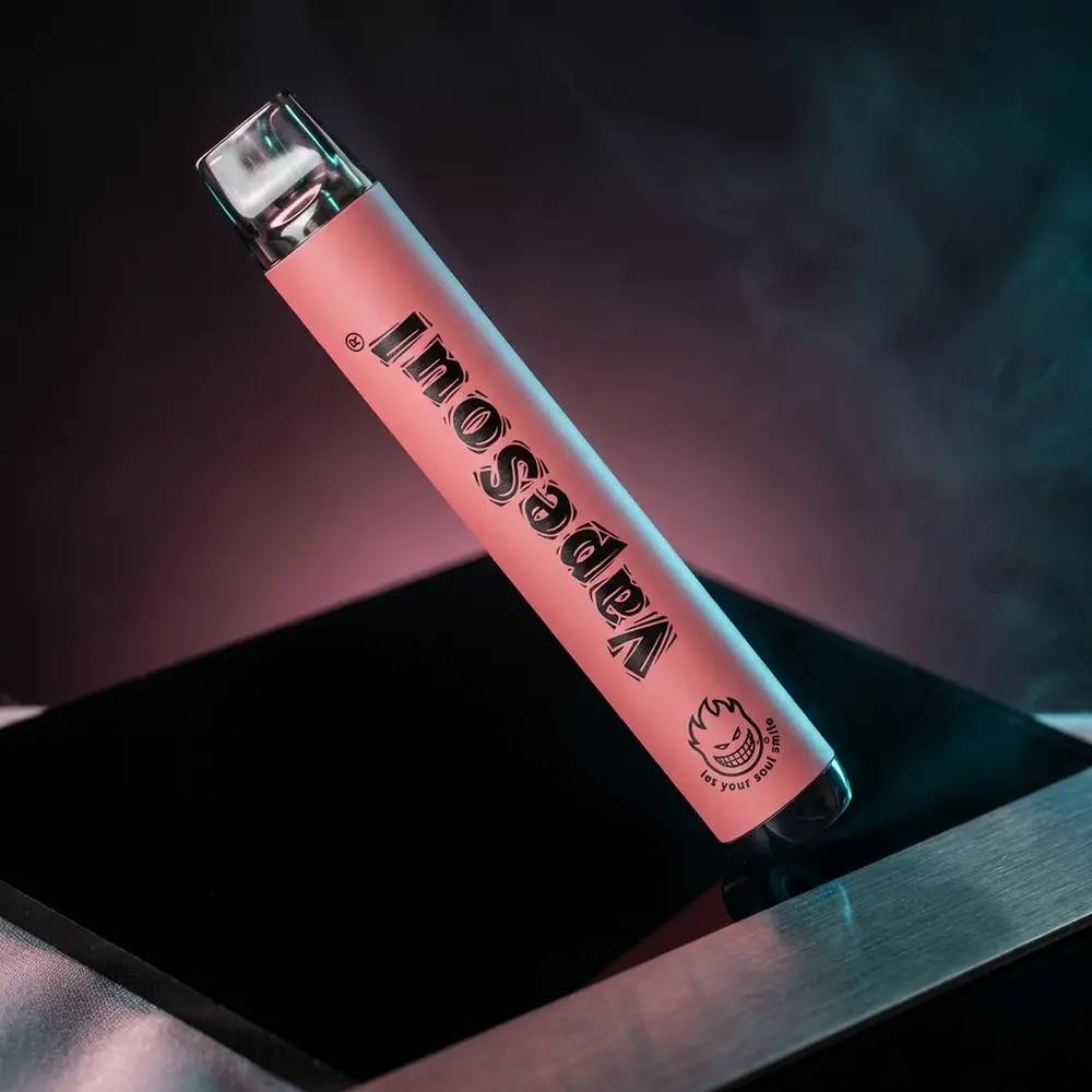 Pod descartavel Vapesoul Strawberry Ice Cream sobre acrilico preto com iluminacao neon e reflexos premium - Vapor Gringo