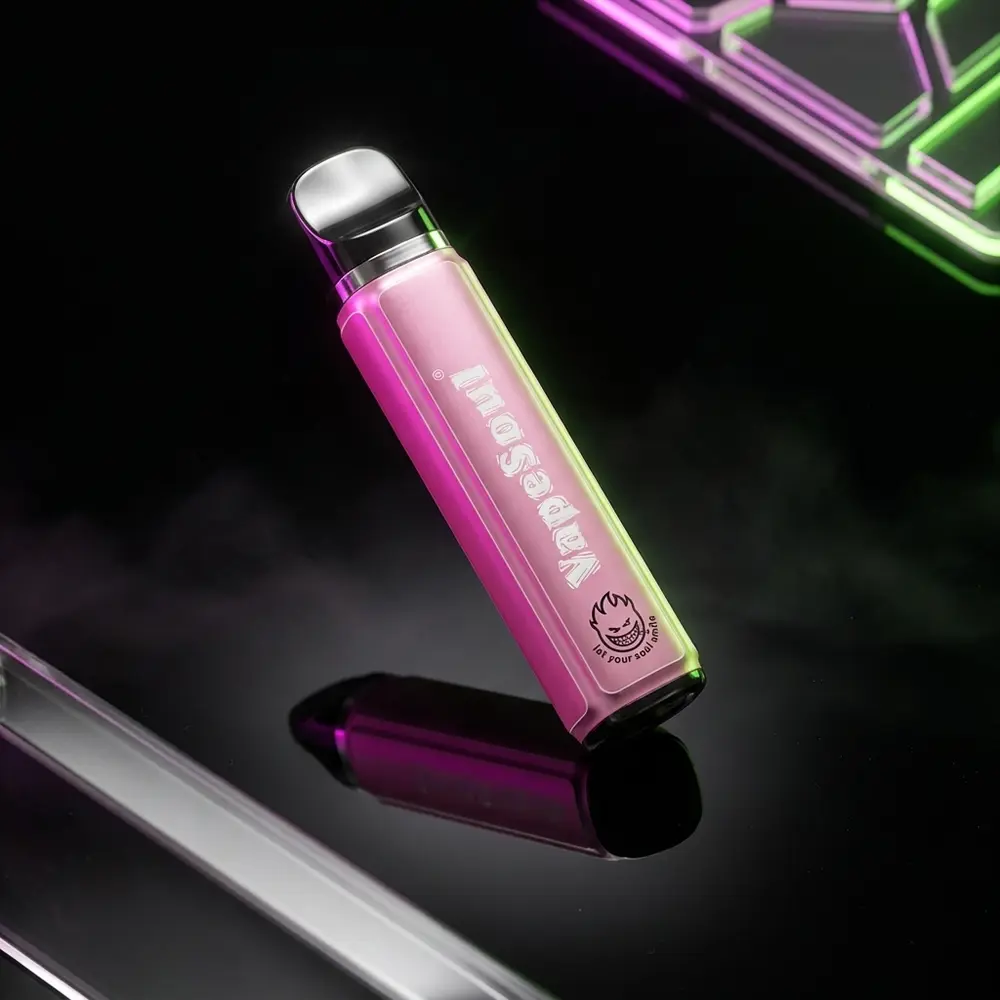 Pod descartavel Vapesoul Strawberry Kiwi sobre acrilico refletivo com luzes magenta e verde em estúdio. - Vapor Gringo