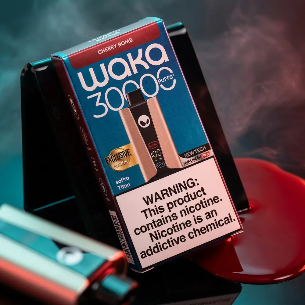 Pod Descartável Waka soPRO Titan Cherry Bomb em close sobre base acrílica preta com luz vermelha e reflexos metálicos - Vapor Gringo