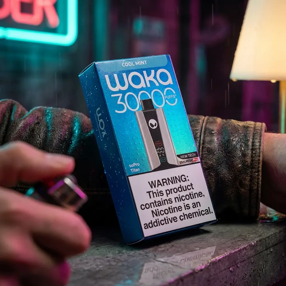 Waka soPRO Titan Cool Mint apoiado em bancada urbana neon, reflexos coloridos e gotas de chuva - Vapor Gringo
