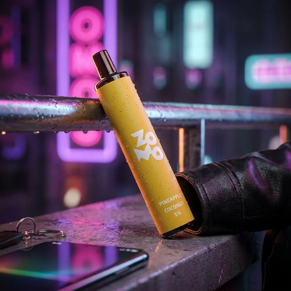 Pod descartável Zomo Flow Pineapple Coconut apoiado em corrimão molhado com reflexos neon rosa e roxo de cidade noturna - Vapor Gringo