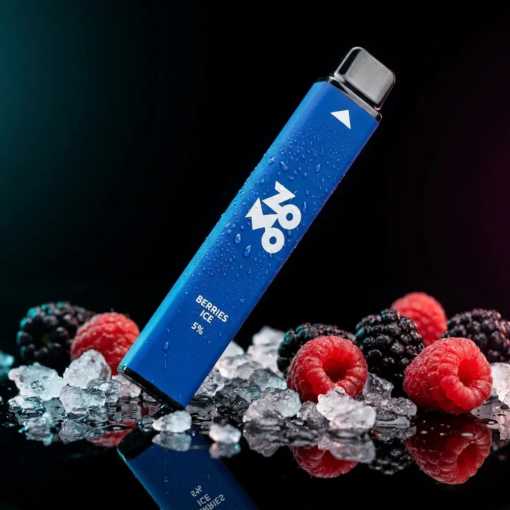 Pod Descartavel Zomo Go Berries Ice sobre acrilico brilhoso com gelo e frutas, close dominante - Vapor Gringo