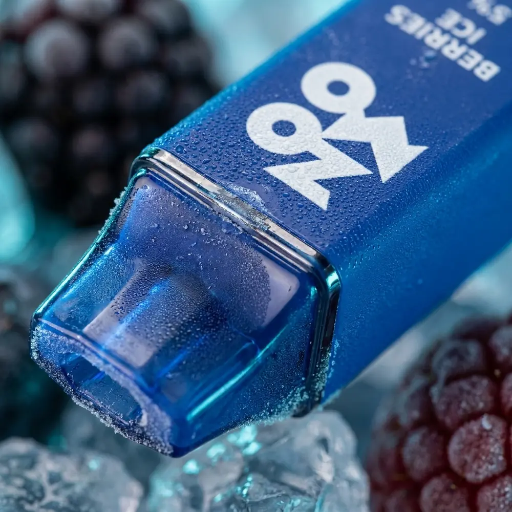 Macro do bocal e rotulo do Pod Descartavel Zomo Go Berries Ice com condensacao e textura - Vapor Gringo