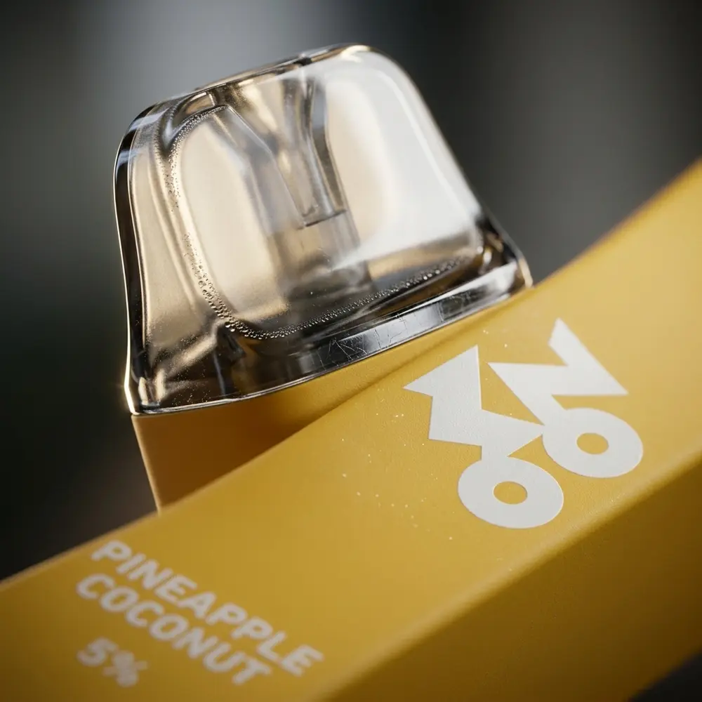 Close-up do bocal do Pod Descartável Zomo Go Pineapple Coconut com gotas de condensação e reflexos - Vapor Gringo